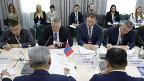 Алексей Оверчук провёл встречу с Первым вице-премьером, Министром экономики и развития Монголии Жадамбын Энхбаяром Алексей Оверчук провёл встречу с Первым вице-премьером, Министром экономики и развития Монголии Жадамбын Энхбаяром