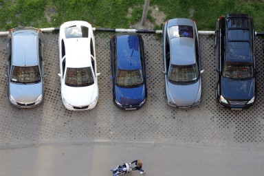 В подмосковном городе на фоне взрывов повреждены несколько машин