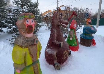 Амурчанка создала из снега персонажей мультфильма о богатырях Амурчанка создала из снега персонажей мультфильма о богатырях