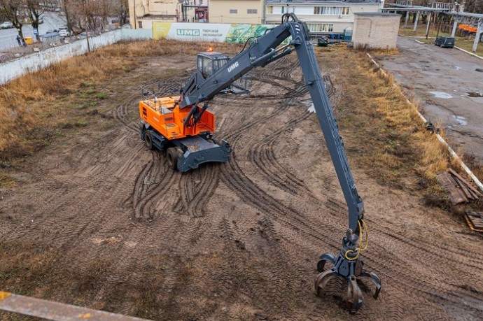 В России разработан первый отечественный 40-тонный колёсный перегружатель