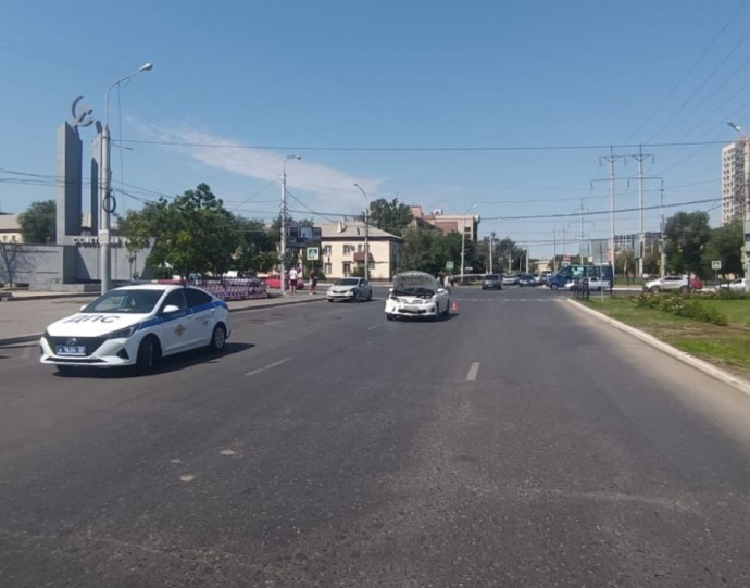 В Астрахани две автоледи не поделили дорогу: пострадал ребенок
