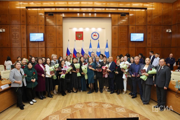 В Якутии вручили государственные награды многодетным матерям В Якутии вручили государственные награды многодетным матерям