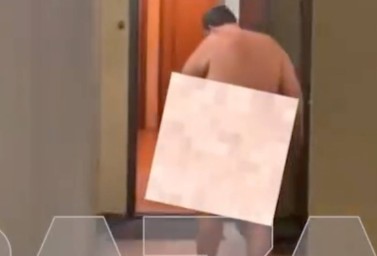 В Москве жильцы пожаловались на голого соседа, который отключает электричество