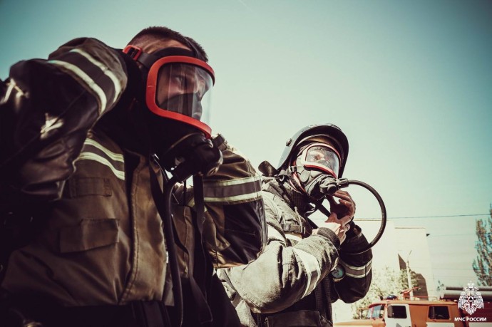 В Астраханской области сгорели хозпостройка и автомобиль