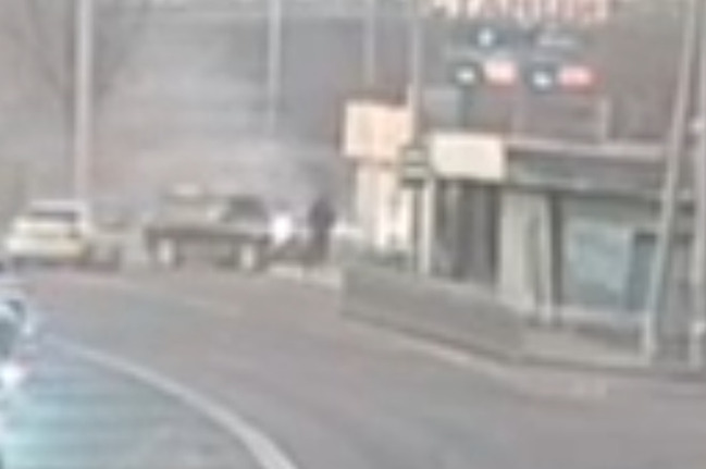 В Улан-Удэ внедорожник в результате ДТП въехал на остановку В Улан-Удэ внедорожник в результате ДТП въехал на остановку