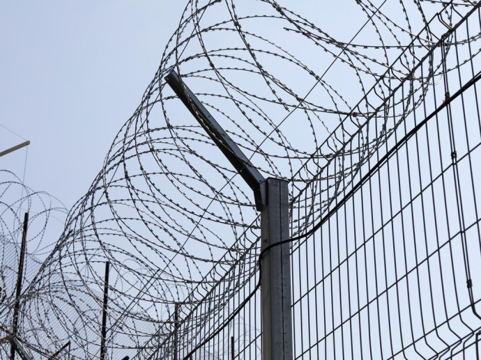 В Белгородской области из‑под стражи сбежал обвиняемый в убийстве и изнасиловании военный