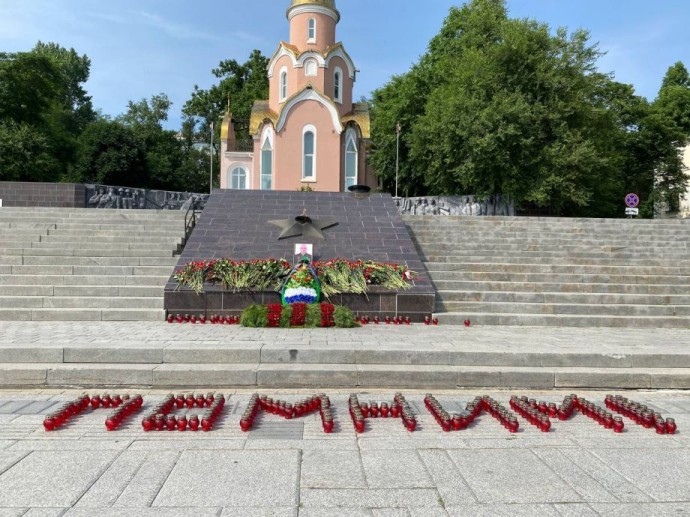 «Помним!»: к траурному портрету Михаила Гудкова несут цветы во Владивостоке