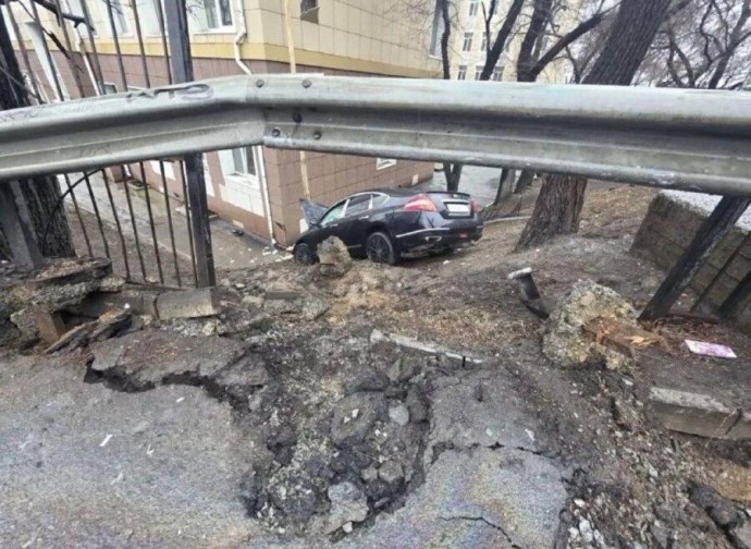 Полиция ищет водителя, который протаранил забор и сбежал после ДТП во Владивостоке