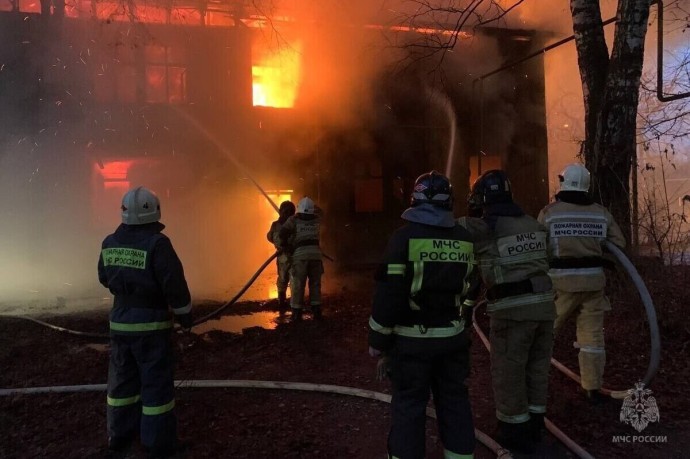 В Йошкар-Оле пожарные шесть часов тушили нежилой барак