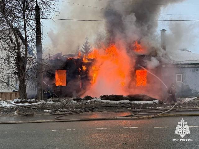 Пожар полностью уничтожил дом на пять квартир в историческом центре Уфы