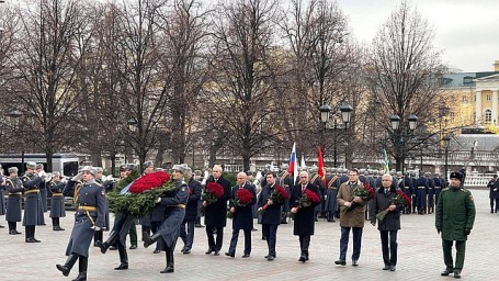 Вячеслав Володин и главы делегаций стран — членов ПА ОДКБ возложили цветы к Могиле Неизвестного Солдата