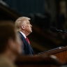 Трампа уведомили о возможном крушении американского истребителя над Ираном