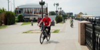 В Астрахани мужчина и ребенок на одном самокате протаранили стоящий автомобиль