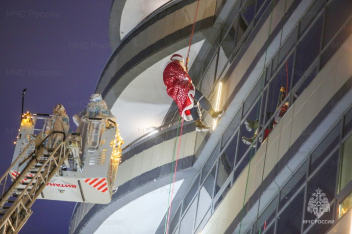 Спасатели МЧС России подарили новогоднее настроение юным петербуржцам