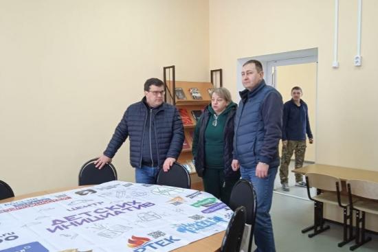 Результаты капитальных ремонтов двух школ оценил министр образования Максим Парфенов в Тайшетском районе