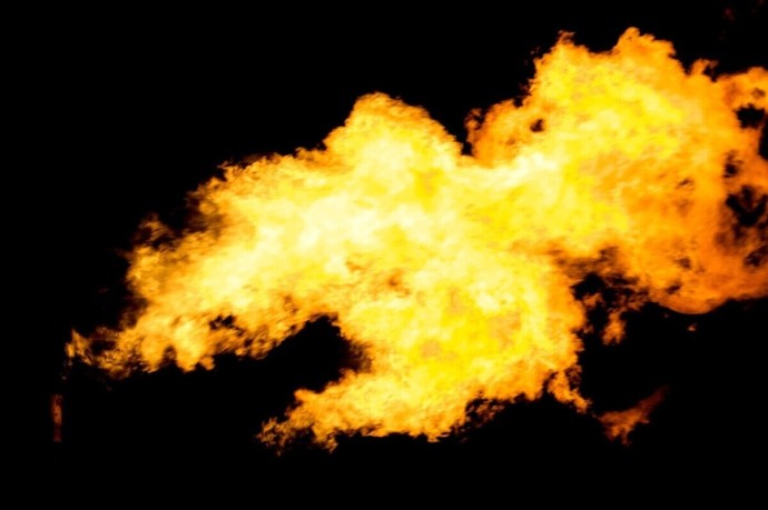 Бизнес-джет врезался в ангары и горит