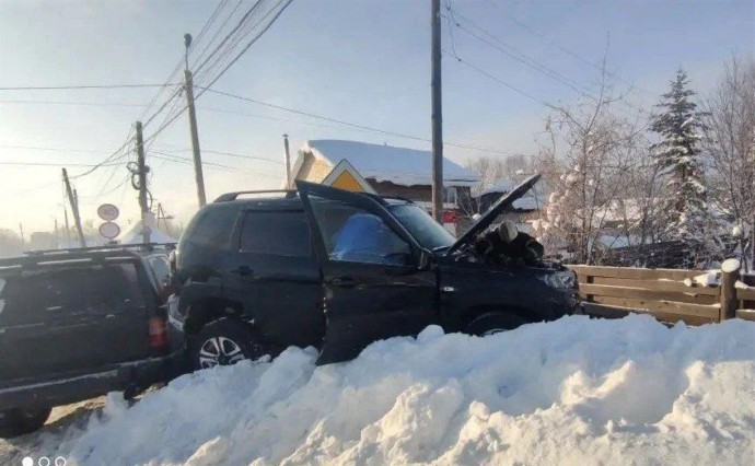 Тымовские пожарные деблокировали пострадавшего водителя после ДТП Тымовские пожарные деблокировали пострадавшего водителя после ДТП