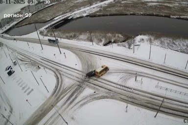 В Северодвинске внедорожник столкнулся с школьным автобусом