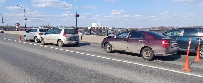 В ДТП на мосту Александра Невского водитель получил сотрясение мозга