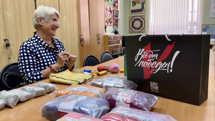 Ярославские пенсионерки вяжут специальные варежки по запросу бойцов СВО Ярославские пенсионерки вяжут специальные варежки по запросу бойцов СВО