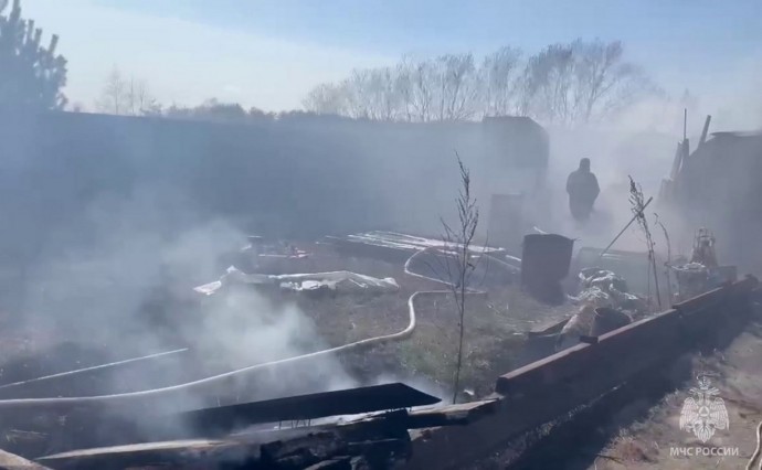 Крупный пожар в Таранае тушили двенадцать спасателей