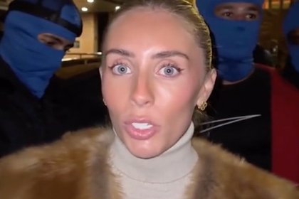 Скандальная порнозвезда Бонни Блю прикрыла зад флагом выславшей ее страны