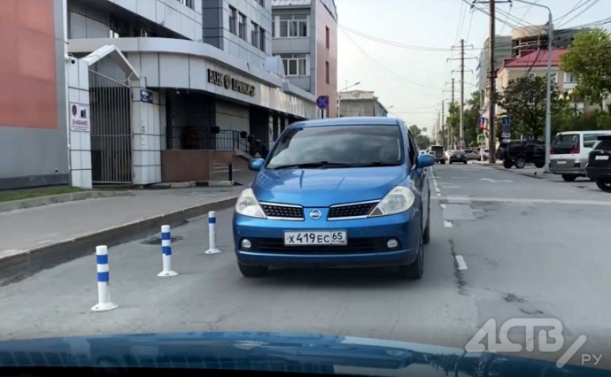Махал руками, крутил пальцами у виска”: автомобилист в Южно-Сахалинске пытался проехать “против шерсти”