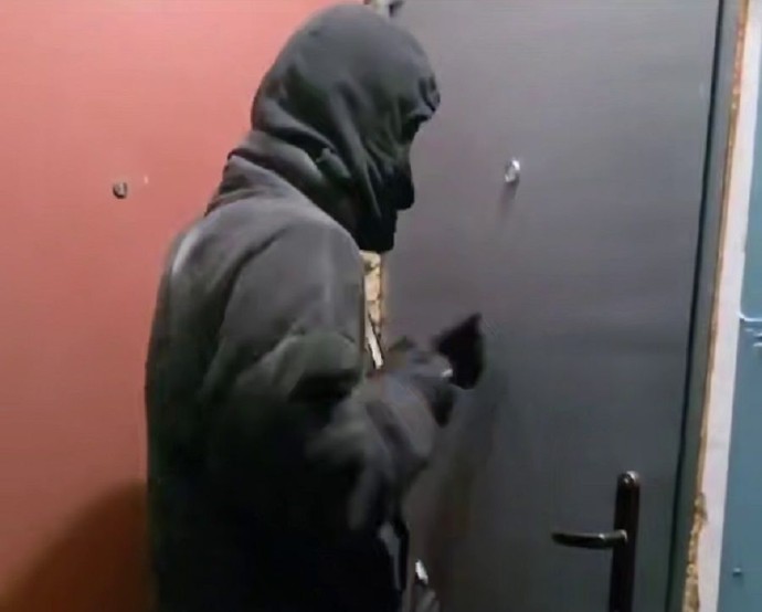 Долбили в дверь и убегали: во Владивостоке возбуждено уголовное дело об издевательствах школьников над учительницей