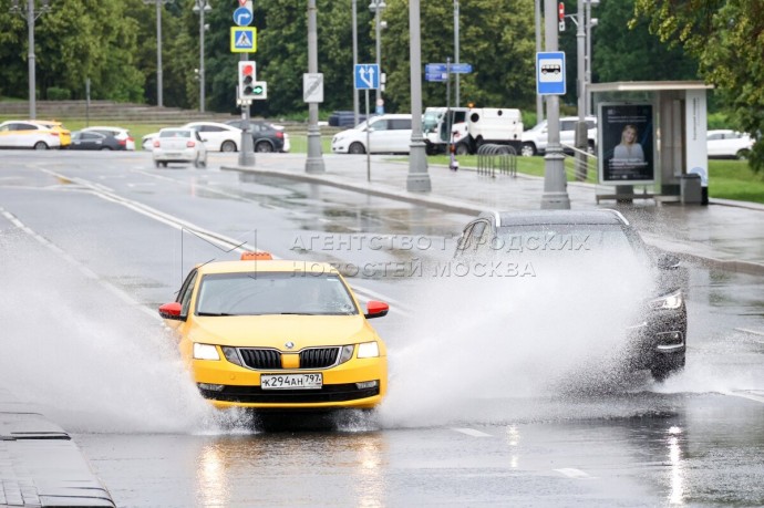 ЦОДД призвал водителей быть внимательными за рулем из-за дождя и ветра