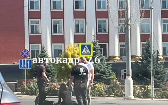 В Курске на Красной площади автомобиль сбил мужчину на электросамокате