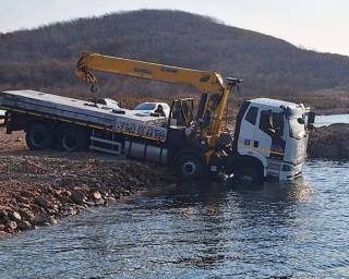 Скандал с перевозкой на остров Попова — грузовик утонул, баржа исчезла