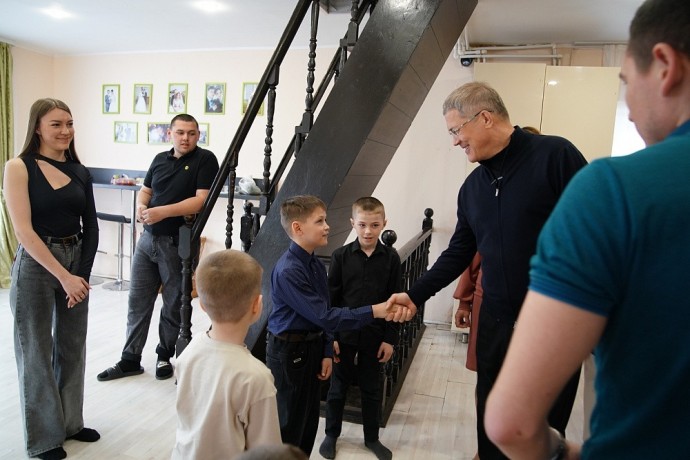 Радий Хабиров навестил уникальную многодетную семью