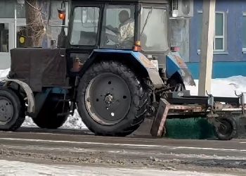 Грейдеры и машины со щетками чистят дороги Благовещенска