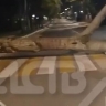В Корсакове тополь рухнул на пешеходный переход