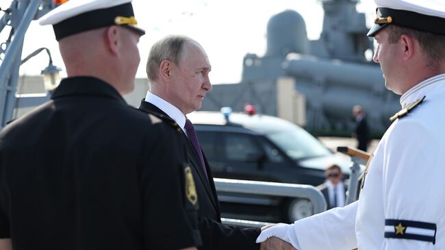 Путин получил в подарок макет фрегата "Адмирал Григорович"