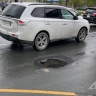 Автомобили влетают в дыру на дороге у Чехов-центра в Южно-Сахалинске