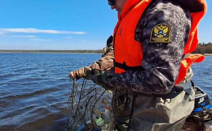 В Корсаковском районе сняли браконьерские сети на водоемах