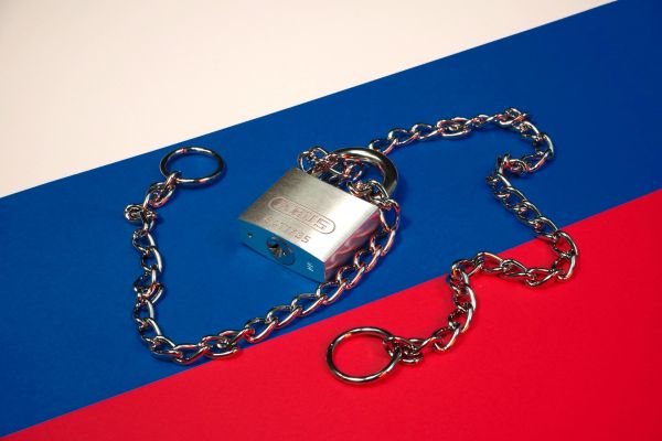 ЕС готовится исключить 20 банков из SWIFT в рамках санкций против России — Bloomberg