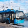 Камень, вылетевший из-под колес авто, испугал пассажиров троллейбуса в Кирове
