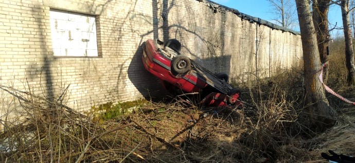 В Сольцах водитель легковушки съехал в кювет и погиб
