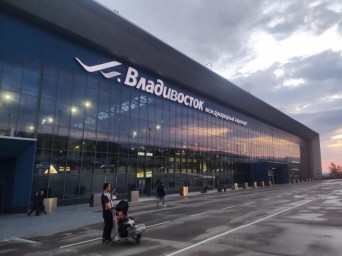 Ограничения в аэропортах приводят к многочасовым задержкам рейсов во Владивостоке