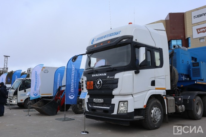 В Якутске на Комсомольской площади представили технику на газомоторном топливе