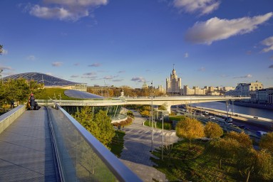 В парке «Зарядье» обновят деревянный настил парящего моста