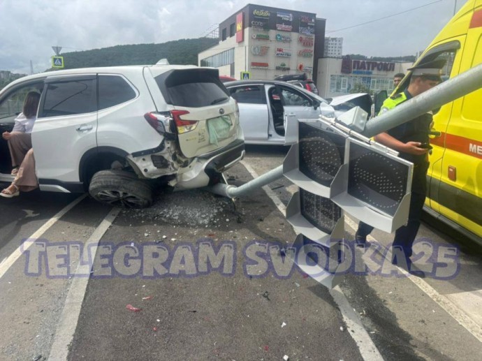«Светофор в шоке»: на Патрокле водитель Subaru устроил погром и разбил иномарку