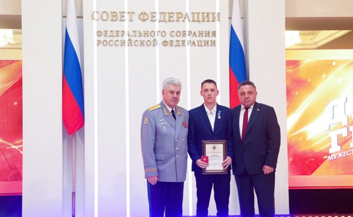 Подросток из Санчурска спас девочку и получил награду в Совете Федерации Подросток из Санчурска спас девочку и получил награду в Совете Федерации