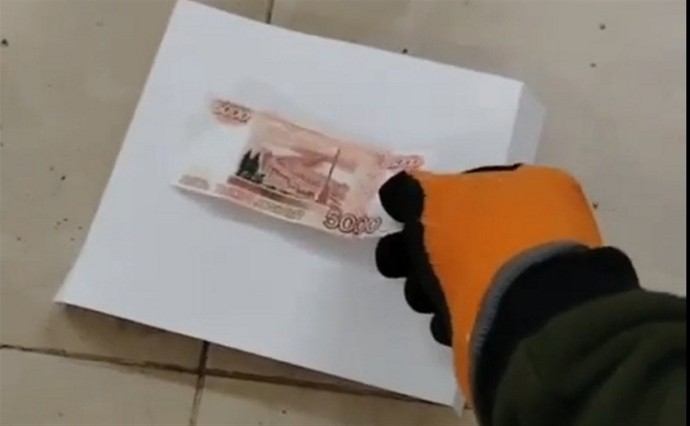 "Не клал — не поднимай!": сахалинцам показали, как взрываются найденные на земле деньги, телефоны и кошельки "Не клал — не поднимай!": сахалинцам показали, как взрываются найденные на земле деньги, телефоны и кошельки