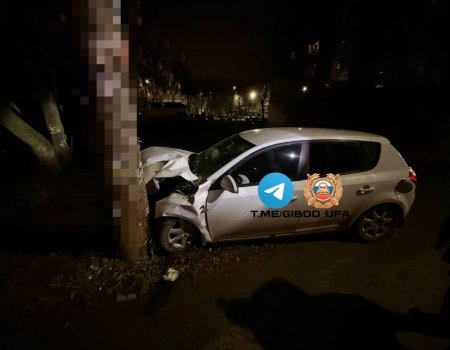 В Уфе пьяный водитель протаранил электроопору В Уфе пьяный водитель протаранил электроопору