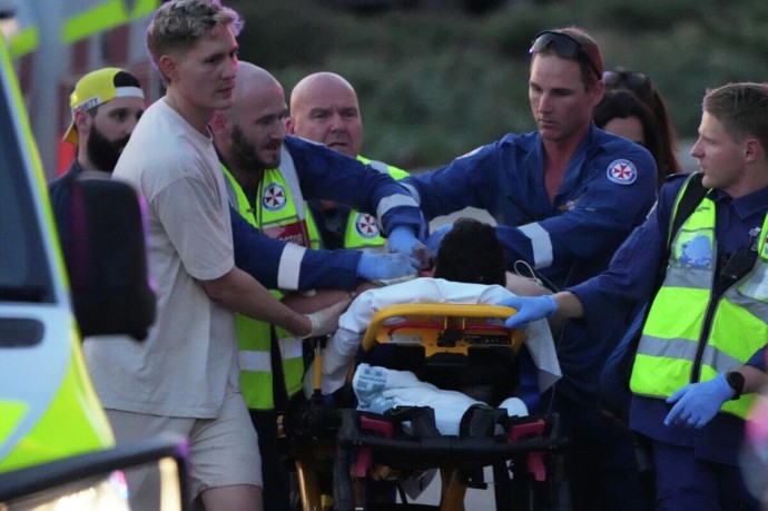 При стрельбе на пляже в Сиднее погибли десять человек, еще 13 госпитализированы При стрельбе на пляже в Сиднее погибли десять человек, еще 13 госпитализированы