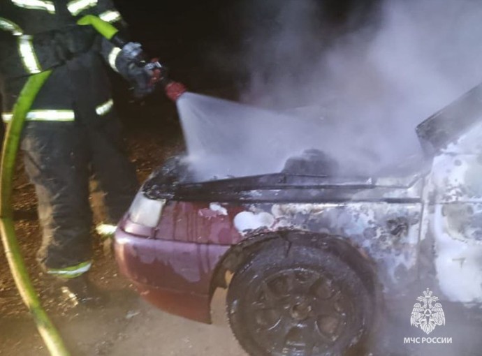 В Тульской области потушили горящий автомобиль В Тульской области потушили горящий автомобиль