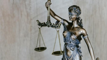 Опасный путь через туман: должен ли туроператор платить за задержку рейса из-за непогоды